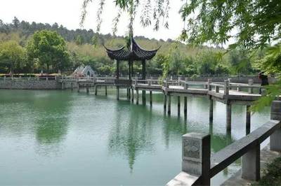 小伙伴们,准备好了嘛?泳装、人体彩绘、舒适温泉…965给你这样一个周末!Let'sgo!